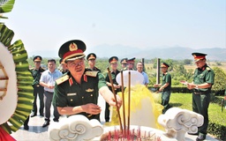 Quân khu 5 dâng hương tại các 'địa chỉ đỏ' ở Quảng Ngãi