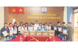 NXBGDVN tặng hàng nghìn cuốn sách giáo khoa cho học sinh khó khăn ở Mường Phăng