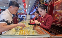 Giá vàng lình xình, liệu có thể quay lại vùng đỉnh 5.600 USD/ounce?