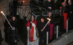 Giáo hoàng Leo nối lại truyền thống vác thánh giá trong lễ rước Thứ sáu Tuần Thánh