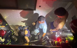 Cháy nhà 6 tầng ở TP.HCM, cảnh sát cứu 2 người mắc kẹt