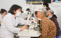 Khám mắt, tầm soát tim mạch cho người lớn tuổi