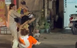 Vượt rào chắn tàu hỏa, còn hành hung nhân viên đường sắt