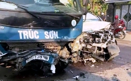 Đà Nẵng: 2 xe ô tô đối đầu, 1 người tử vong, nhiều người bị thương