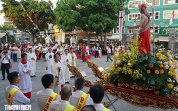 Hàng ngàn giáo dân ở TP.HCM trang nghiêm trong đại lễ Phục sinh