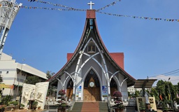 Nhà thờ Dũng Lạc - giao thoa giữa kiến trúc châu Âu và nhà rông Tây nguyên