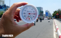Nhiệt độ TP.HCM giữa trưa gay gắt, mặt đường hầm hập: Người dân tìm cách trốn nóng