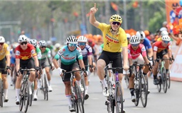 Cua rơ mặc áo cam Cúp truyền hình TP.HCM không may bị ngã ngay trước vạch đích