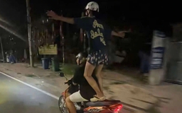 TP.HCM: 'Câu like' bằng màn dang tay đứng trên yên xe, 2 học sinh bị xử lý