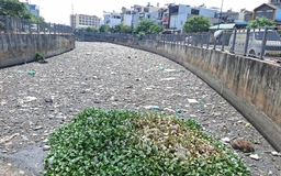 Rác ngập mặt kênh
