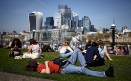 Nắng nóng sớm bất thường sau hàng chục năm tại Anh, Pháp