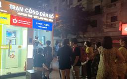 Nhiều người kiên nhẫn xếp hàng chờ đợi để trải nghiệm Trạm Công dân số