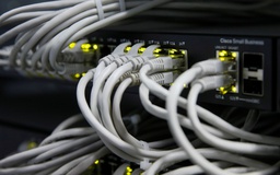 Có cần rút cáp Ethernet khỏi máy tính khi dùng Wi-Fi?