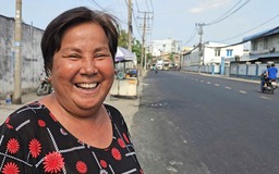 Đường đầy hố sâu hơn nửa mét ở TP.HCM được trải nhựa, người dân cúng gà ăn mừng