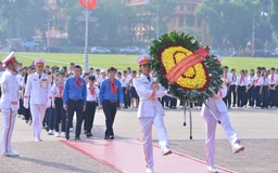 Gần 100 đội viên tiêu biểu vào Lăng viếng Chủ tịch Hồ Chí Minh