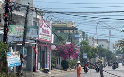 Cháy trụ điện, dây rơi xuống đường: Người phụ nữ bỏ xe máy tháo chạy