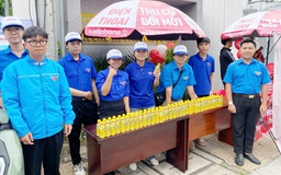 Bà ngoại U80, mẹ thợ may và 2 anh em áo xanh: Câu chuyện đẹp đang viral