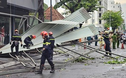 TP.HCM mưa lớn chiều 17.5: Gió cuốn bay mảng tôn nặng hàng tấn xuống đường