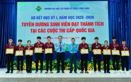 Một trường đại học trao 5 tỉ đồng học bổng cho sinh viên học tập xuất sắc