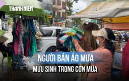 Điều ít người để ý về những quầy hàng ven đường trong mưa đầu mùa ở TP.HCM