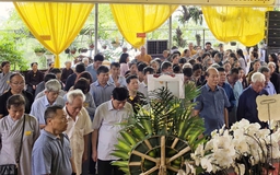 Dòng người tiễn biệt ni trưởng Thích Đàm Chính tại chùa Tiêu Sơn