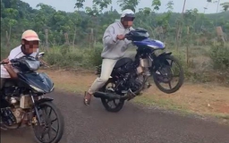 Xử lý 3 thanh niên đăng clip chạy xe tốc độ cao, bốc đầu xe máy lên Facebook câu view