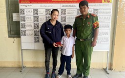 Học sinh lớp 2 trả lại tài sản cho người đánh rơi