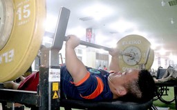 Phía sau những tấm huy chương của 2 chàng trai khuyết tật