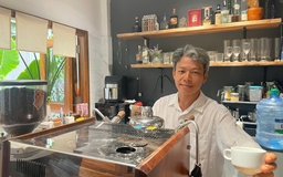 Xem tranh Nam bộ, khách bất ngờ được họa sĩ pha cà phê mời tận tay