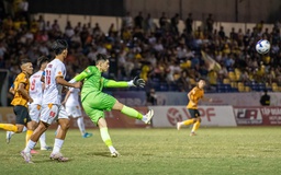 Vòng xoáy trụ hạng V-League bùng nổ: HAGL mất ăn mất ngủ cùng 4 cái tên nào?