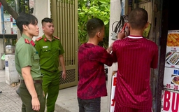 Xử lý 3 người dán quảng cáo 'hút hầm cầu' ở TP.HCM