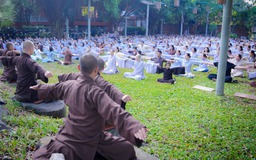 Mùa Phật đản: Bài học 'buông bỏ cái tôi' của những người trẻ gồng mình sống ảo