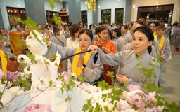 Người dân TP.HCM đi chùa tắm Phật, tìm bình an mùa Phật đản 2026