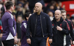 Liverpool gây sốc nặng, bất ngờ sa thải HLV Arne Slot: Ứng viên thay thế là ai?