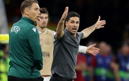 HLV Arteta nổi giận lôi đình ‘Arsenal thua đau do trọng tài’, HLV Enrique ngưỡng mộ đối thủ nhưng quả quyết…