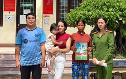 Mẹ con đoàn tụ sau 11 năm nhờ công an xác minh nhân thân