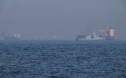 Mỹ bắt đầu giải tỏa tàu thuyền khỏi eo biển Hormuz