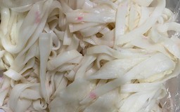 Xuất hiện hình ảnh mì Quảng có màu lạ ở chợ Huế, chính quyền lập tức kiểm tra