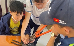Vòng kim loại siết chặt ngón tay học sinh lớp 6 được Cảnh sát PCCC giải cứu
