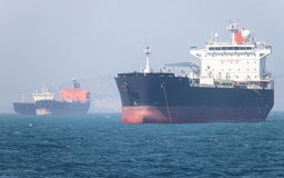 Vì sao Mỹ dừng hộ tống tàu qua eo biển Hormuz?