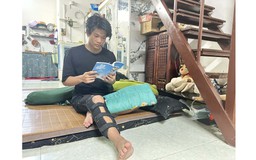Cậu học trò nghèo mong “phép màu” để có tiền phẫu thuật chân