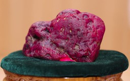 Myanmar đào được viên hồng ngọc nặng 2,2 kg