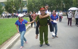 Từ những cổng trường mùa thi, biết bao người trẻ đã lớn lên bằng lòng tử tế