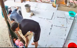 Clip thợ xây thay nhau đưa võng cho bé gái ngủ ngon