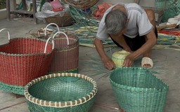 Thợ đan giỏ U.100 bỗng dưng nổi tiếng mạng xã hội
