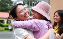 Sĩ tử TP.HCM rạng rỡ trong vòng tay cha mẹ ngày đầu thi tuyển sinh lớp 10