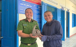 5 thanh niên ở Khánh Hòa giao nộp tê tê Java quý hiếm cho công an