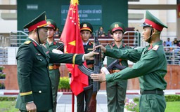 Chiến sĩ mới Trung đoàn Gia Định tuyên thệ dưới quân kỳ