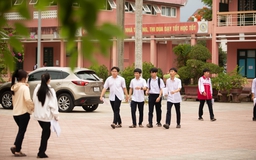 Thí sinh Quảng Trị 'đội nắng' đi làm thủ tục thi tốt nghiệp THPT