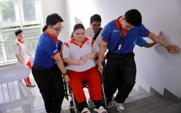 Nữ sinh ngồi xe lăn đi thi và điều làm cảm động cả điểm trường